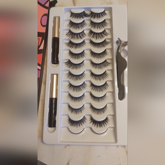 Magnetic Eyelashes - Picture 2 of 2